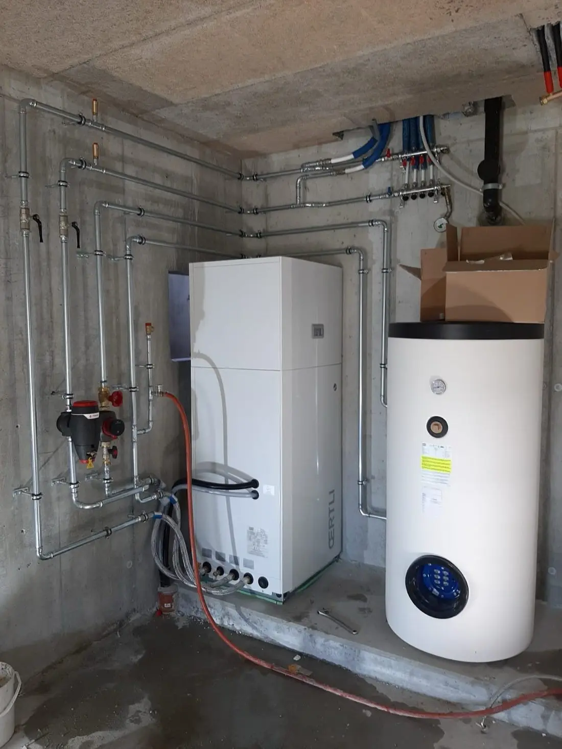 Chaufferie neuve avec pompe à chaleur et ballon d'eau chaude
