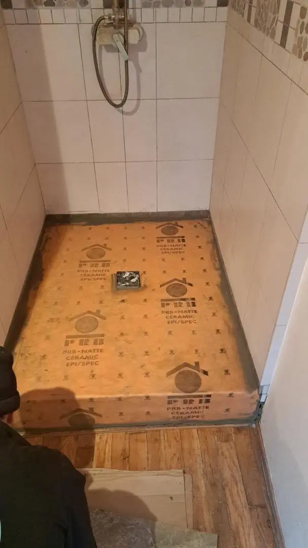 Réseaux d'alimentation et d'évacuation neufs sur plaque hydrofuge
