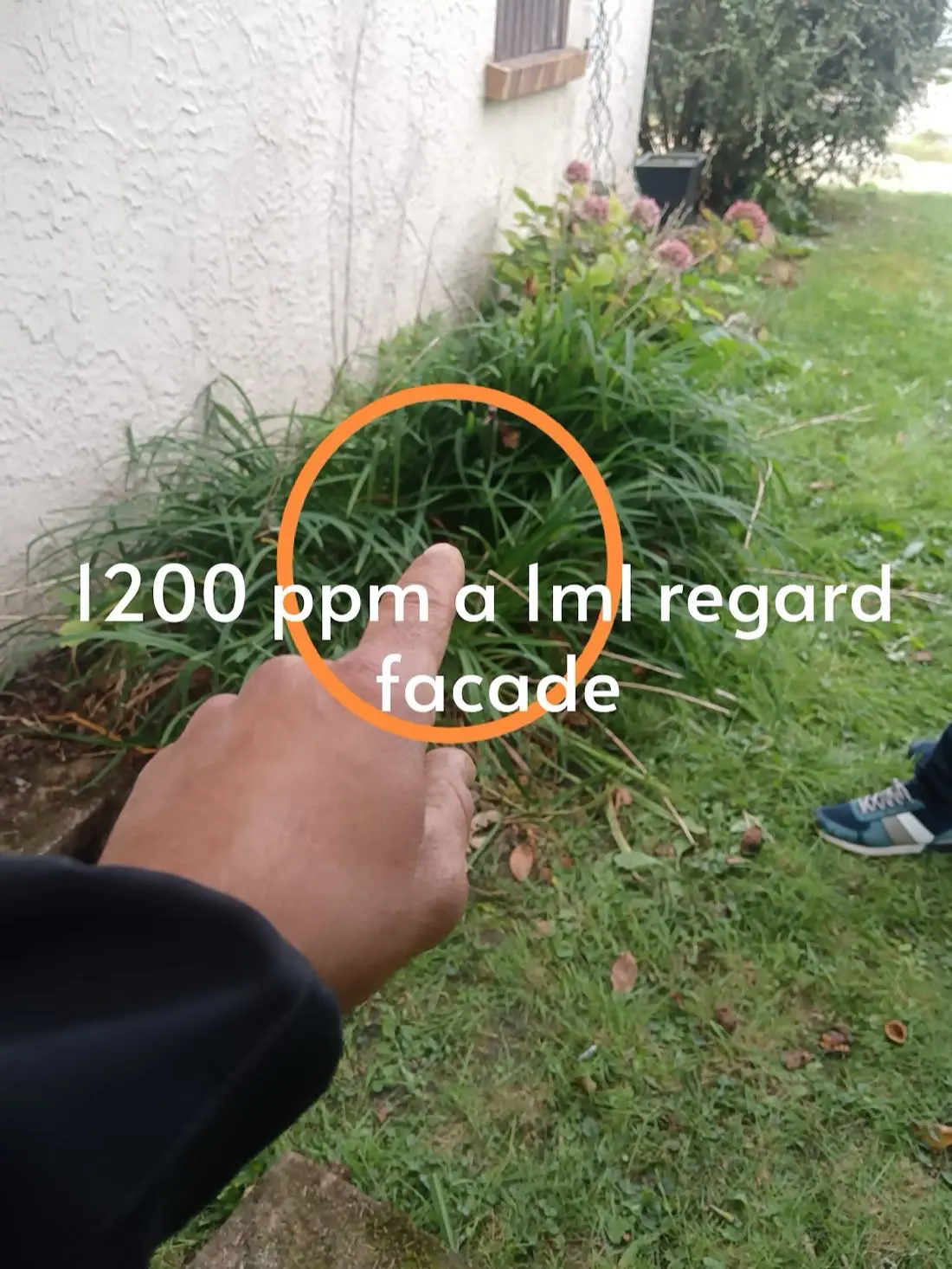 Photo annotée d'une recherche de fuite réelle : 1200 ppm de gaz traceur relevés au regard de façade