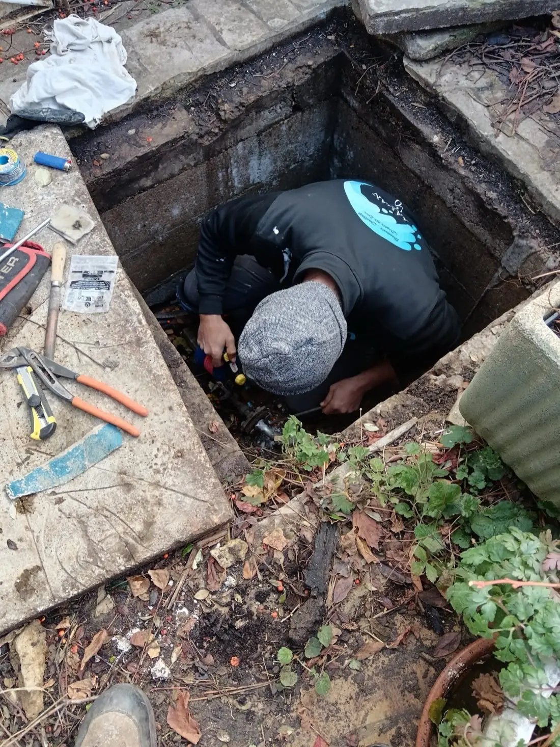 Technicien Aaman & Co en intervention dans un regard de canalisation