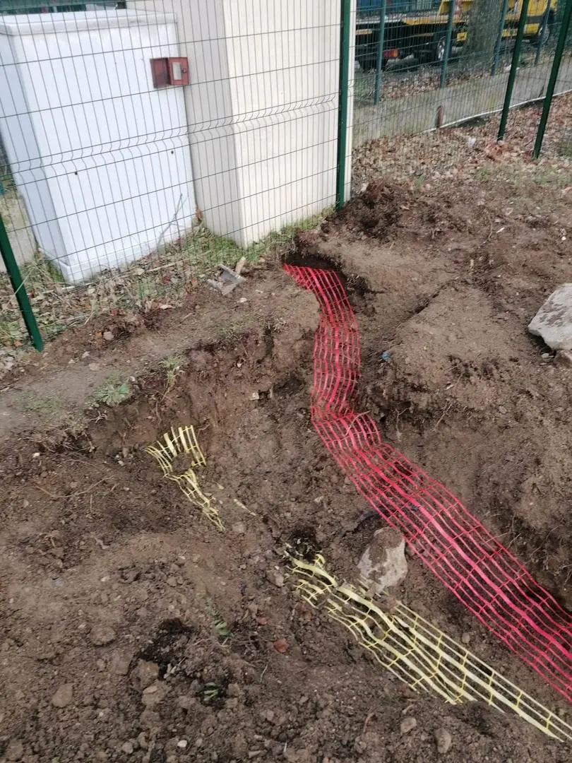 La même salle de bain en chantier, étanchéité du receveur en cours
