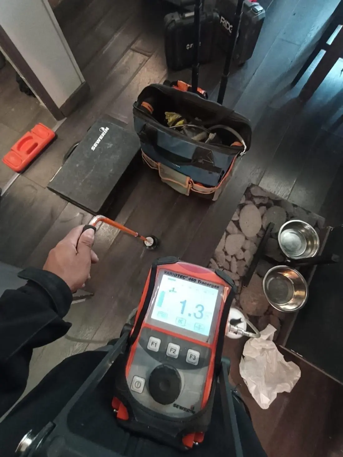 Recherche de fuite au gaz traceur avec un détecteur électronique