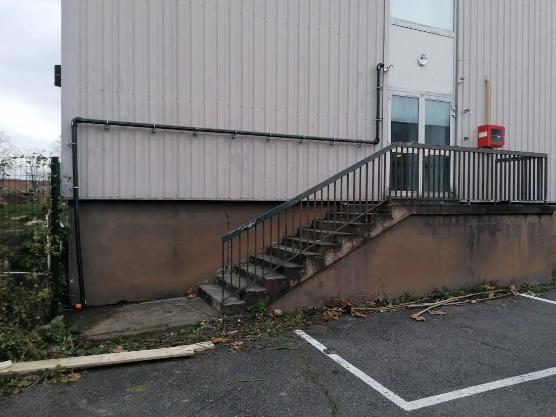 Réseau d'eau posé proprement le long d'une façade de bâtiment