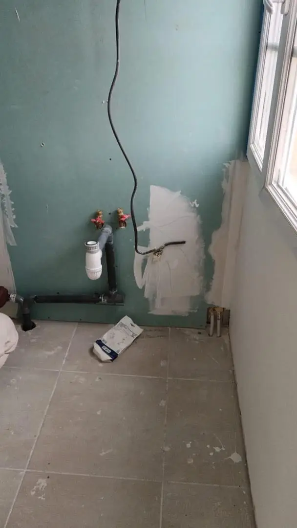 Alimentations et évacuation en attente dans une salle de bain en travaux