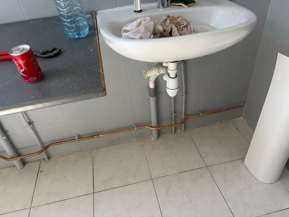 Alimentation d'un lavabo raccordée sur le réseau d'eau froide repris en cuivre apparent
